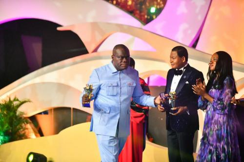 Bible Teacher Dr Solomon Appiah receiving Top 10 Presidential Award from President of LoveWorld Rev Chris Oyakhilome