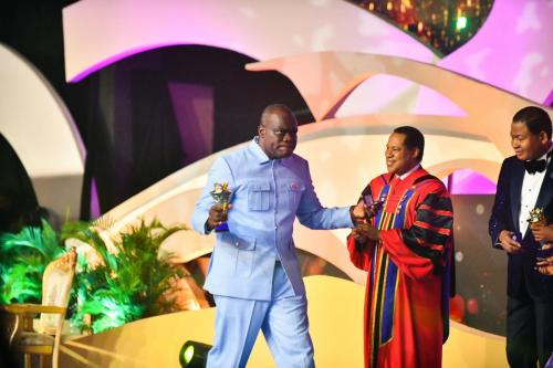 Bible Teacher Dr Solomon Appiah receiving Top 10 Presidential Award from President of LoveWorld Rev Chris Oyakhilome